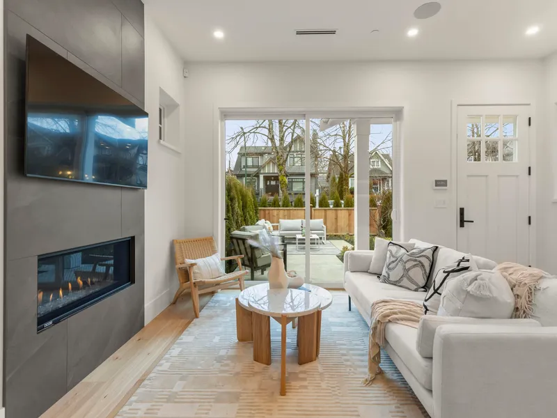 1 3919 W 18TH AVENUE - photo 3 of 25