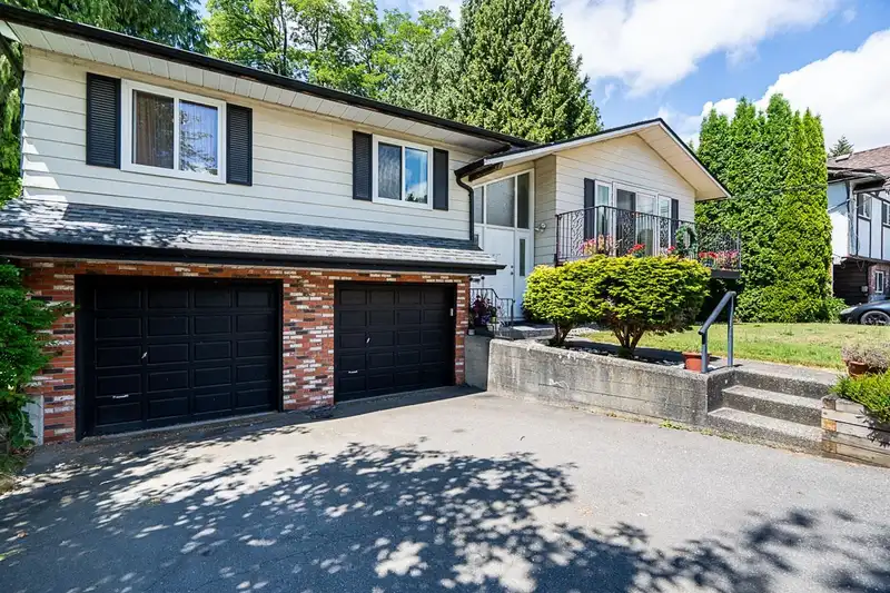 7695 115A STREET - photo 3 of 32