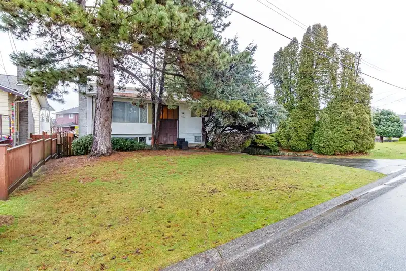 11725 94A AVENUE - photo 2 of 40