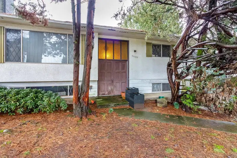 11725 94A AVENUE - photo 3 of 40