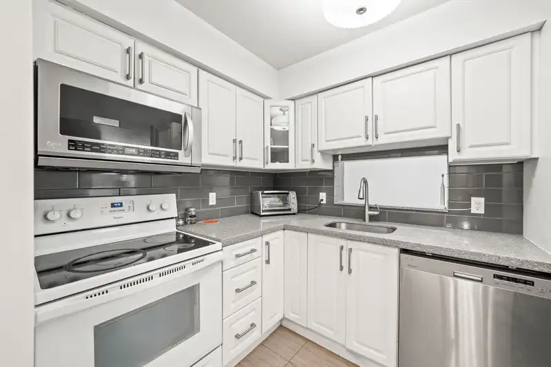 204 3883 LAUREL STREET - photo 2 of 32