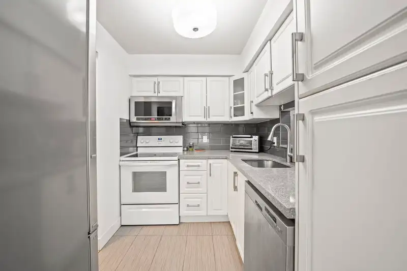 204 3883 LAUREL STREET - photo 3 of 32