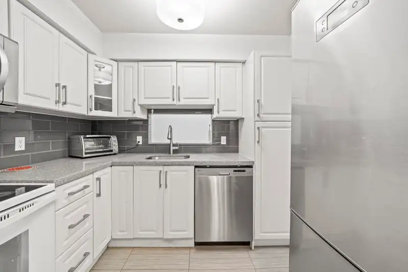 204 3883 LAUREL STREET - photo 4 of 32