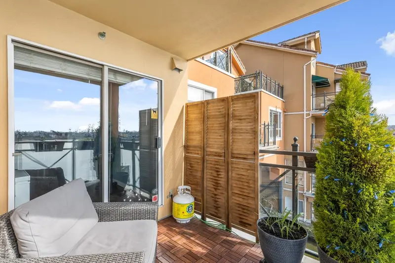 312 6 RENAISSANCE SQUARE - photo 2 of 24