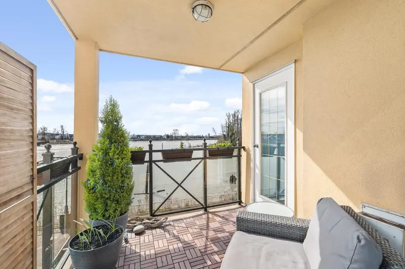 312 6 RENAISSANCE SQUARE - photo 3 of 24