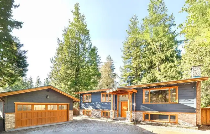 4793 CAPILANO ROAD - photo 4 of 39
