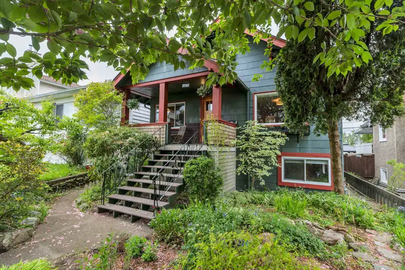 2749 TRIUMPH STREET - photo 2 of 40