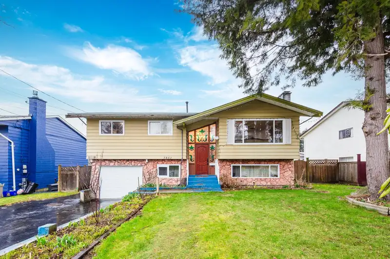 7851 116 STREET - photo 2 of 23