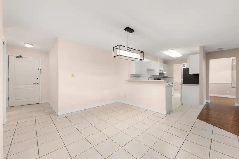 306 6622 SOUTHOAKS CRESCENT - photo 4 of 40