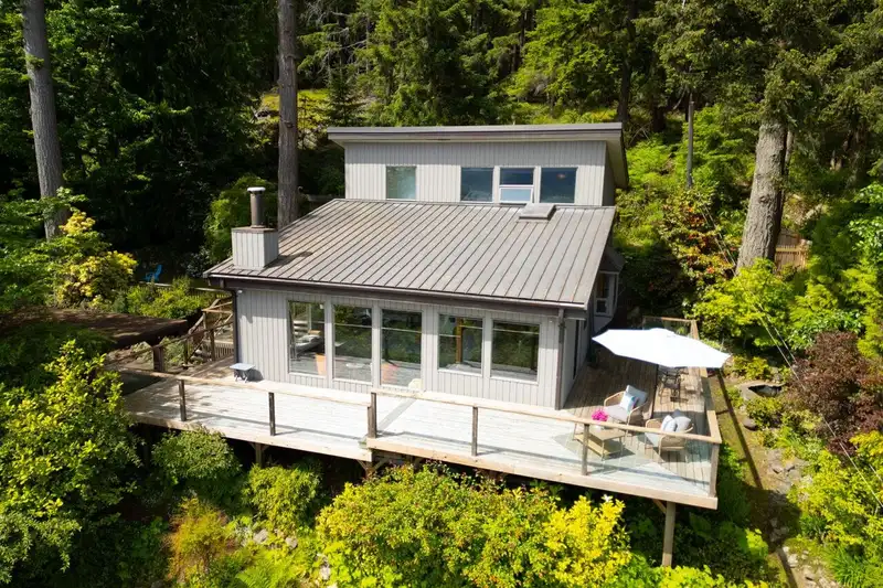 896 TAYLOR ROAD - photo 2 of 34