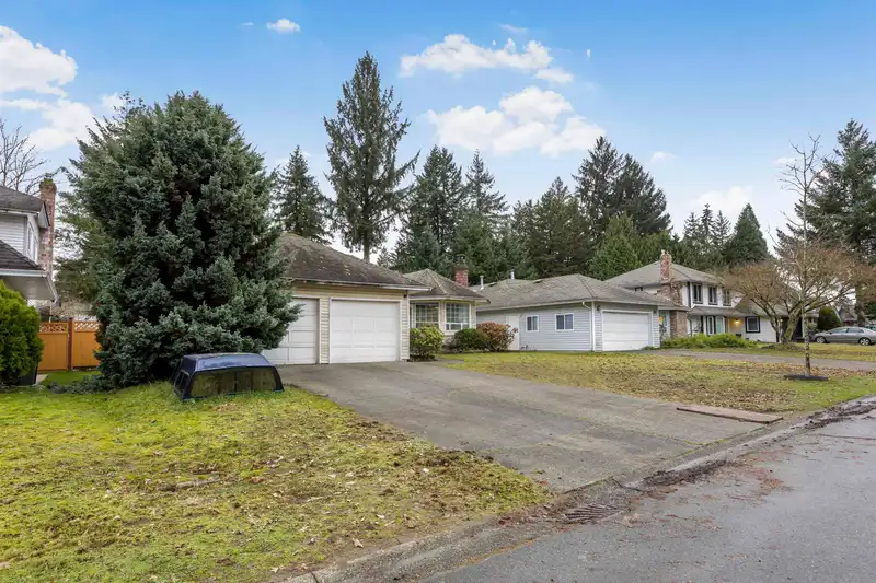 15482 92A AVENUE - photo 2 of 33