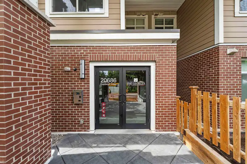 305 20686 EASTLEIGH CRESCENT - photo 3 of 19
