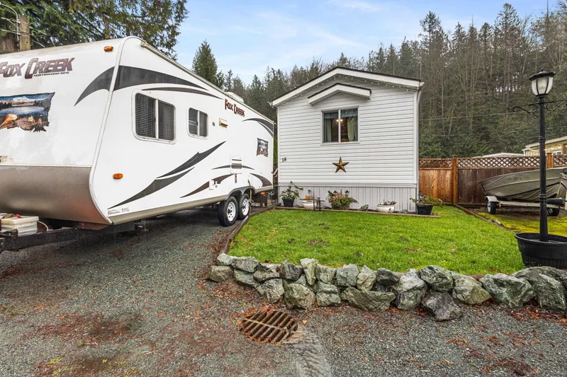 18 3942 COLUMBIA VALLEY ROAD - photo 4 of 25