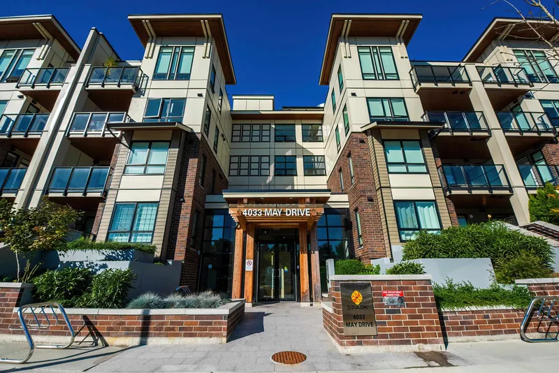 416 4033 MAY DRIVE - photo 3 of 25