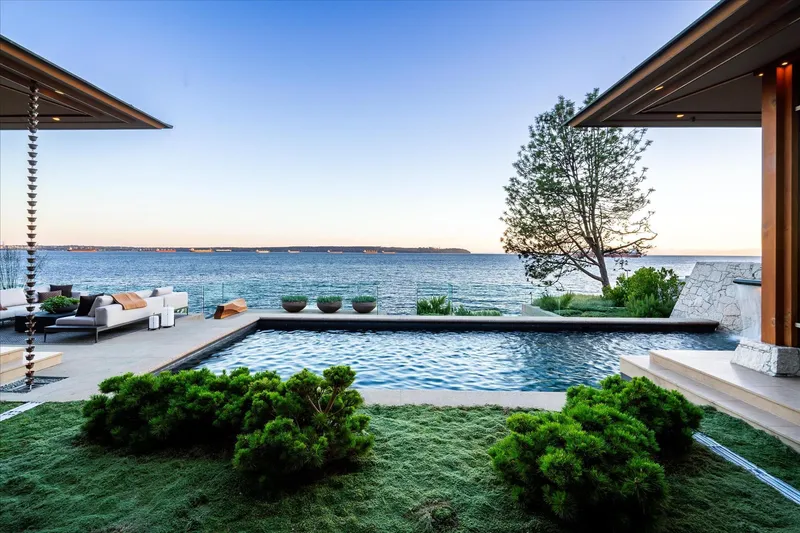 3330 RADCLIFFE AVENUE - photo 4 of 25