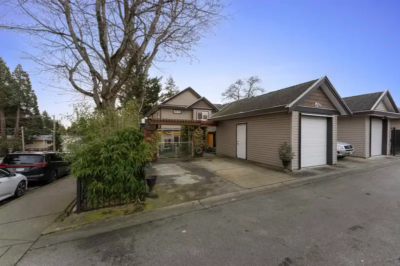 9347 122 STREET - photo 4 of 39