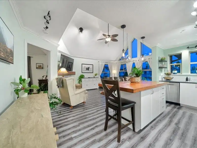 408 20237 54 AVENUE - photo 1 of 34