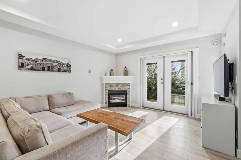 104 1423 BRUNETTE AVENUE - photo 1 of 25