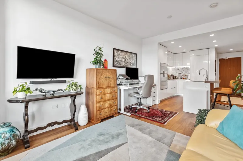 405 389 W 59TH AVENUE - photo 2 of 25