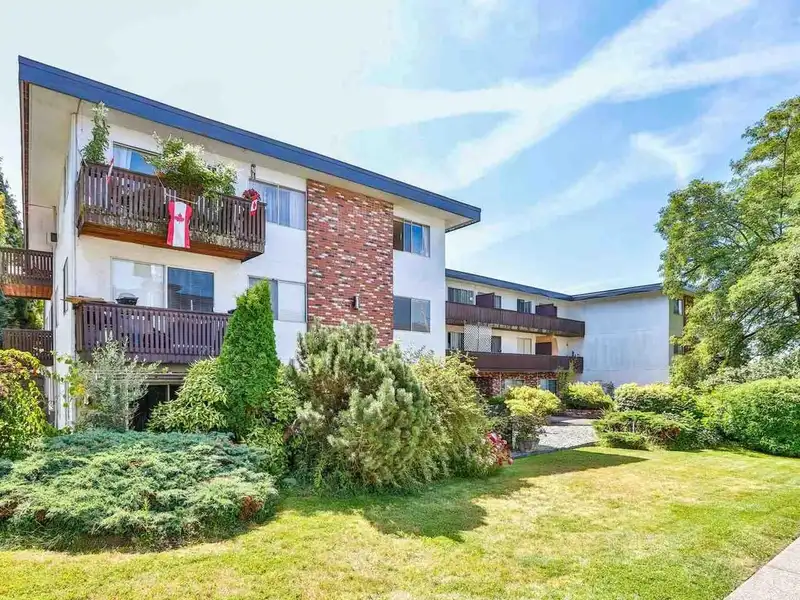 313 910 FIFTH AVENUE - photo 1 of 16