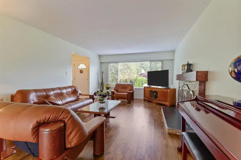 1906 RHODENA AVENUE - photo 3 of 25