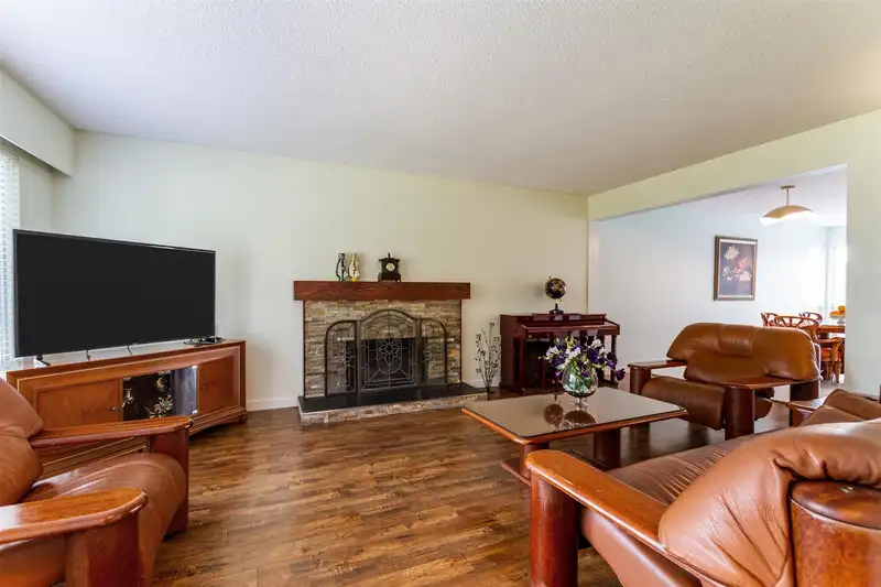 1906 RHODENA AVENUE - photo 4 of 25