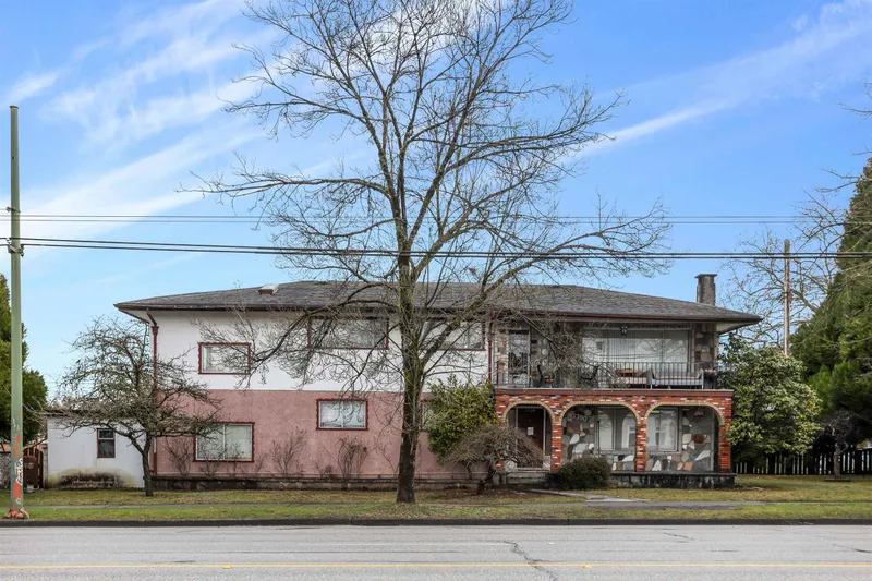 3390 NANAIMO STREET - photo 1 of 4