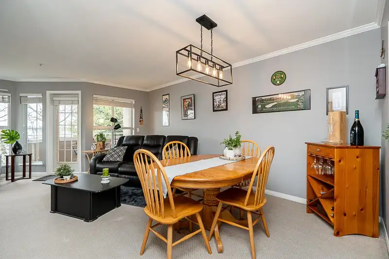 312 7435 121A STREET - photo 4 of 27