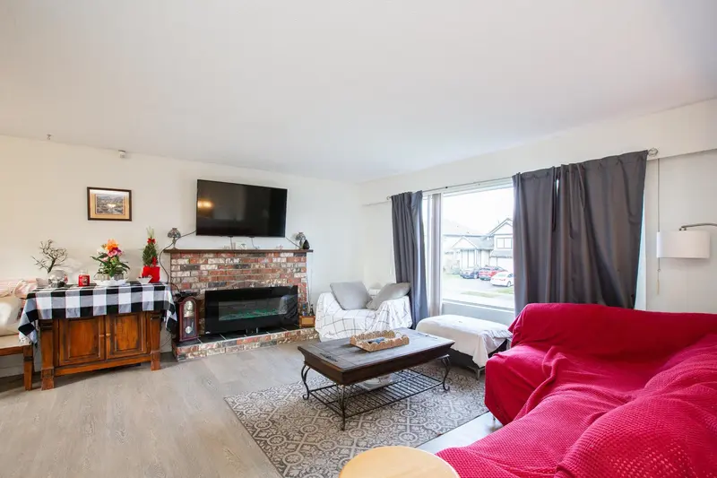 6221 175A STREET - photo 2 of 25