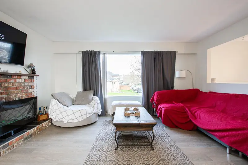 6221 175A STREET - photo 3 of 25