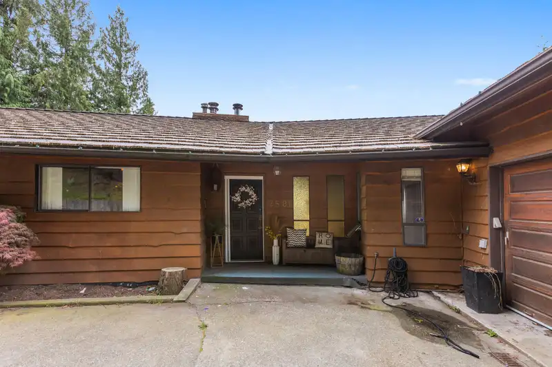 2581 ZURICH DRIVE - photo 2 of 39