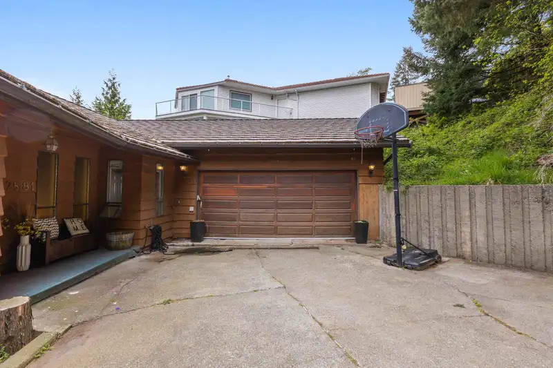 2581 ZURICH DRIVE - photo 3 of 39