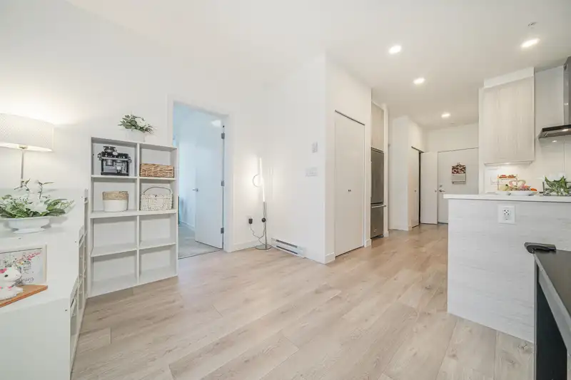 404 7169 14TH AVENUE - photo 2 of 37