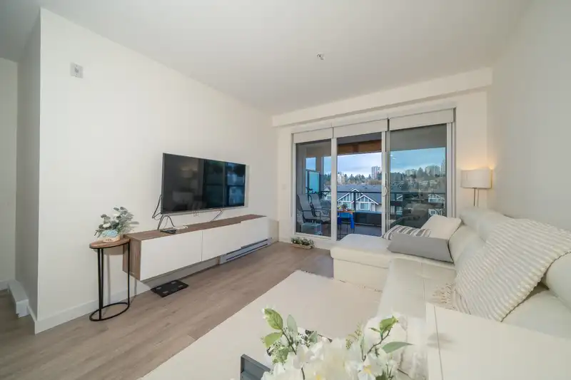 404 7169 14TH AVENUE - photo 4 of 37
