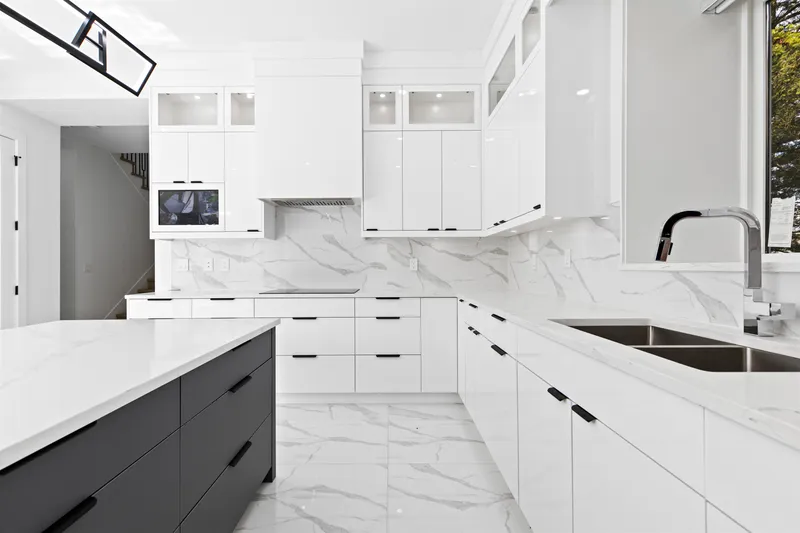 15584 89B AVENUE - photo 4 of 25