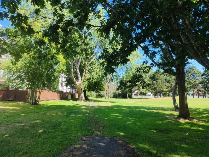 204 7240 LINDSAY ROAD - photo 4 of 11