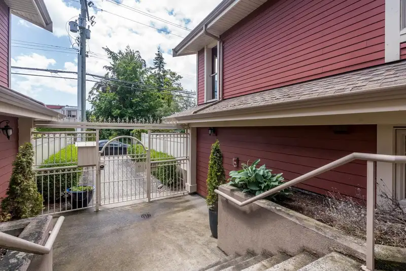 2 14921 THRIFT AVENUE - photo 4 of 35