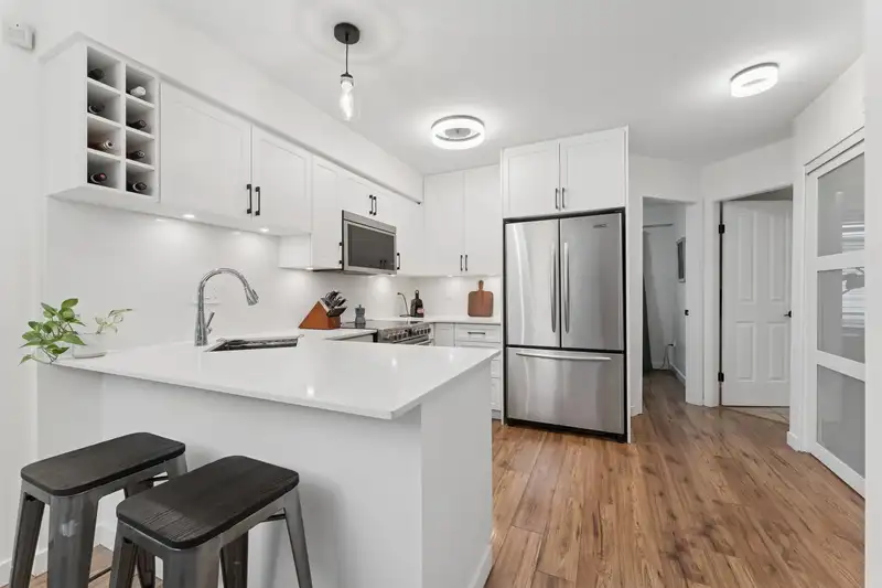 C3 332 LONSDALE AVENUE - photo 2 of 18