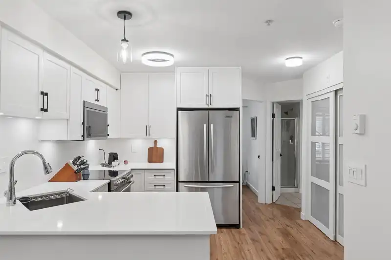 C3 332 LONSDALE AVENUE - photo 3 of 18
