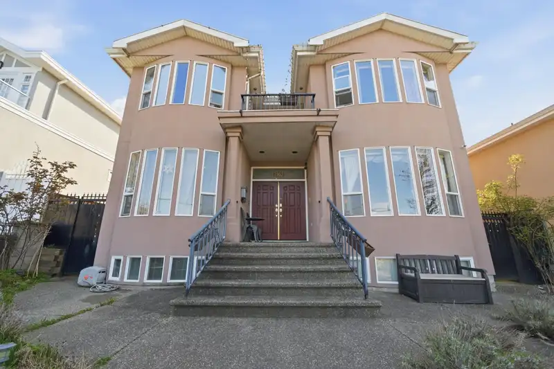 7962 VICTORIA DRIVE - photo 2 of 37