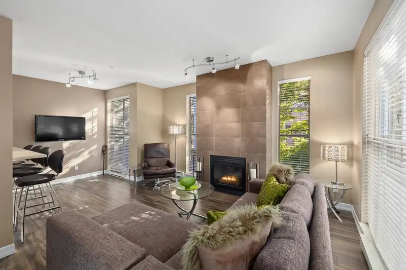 203 1928 NELSON STREET - photo 4 of 21