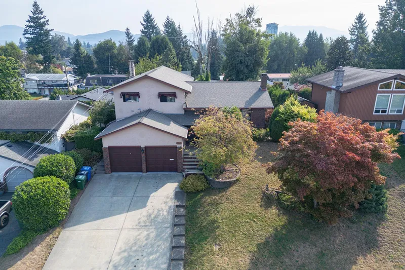 2272 BEVAN CRESCENT - photo 2 of 25