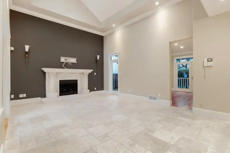 2437 KINGS AVENUE - photo 2 of 39