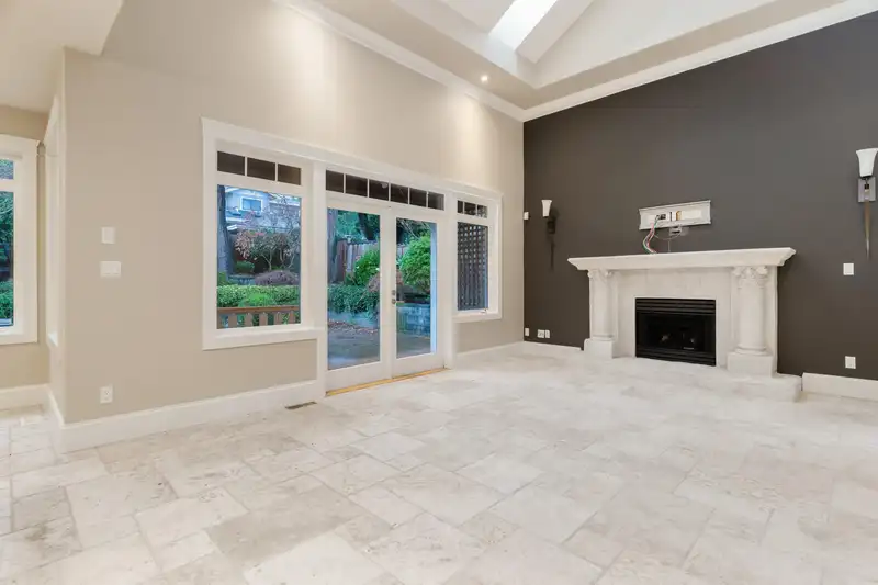 2437 KINGS AVENUE - photo 3 of 39