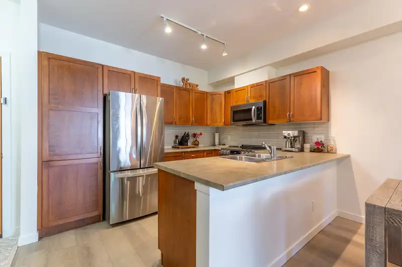 202 33318 E BOURQUIN CRESCENT - photo 1 of 40