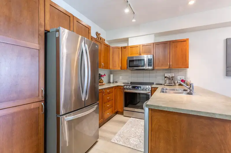 202 33318 E BOURQUIN CRESCENT - photo 3 of 40