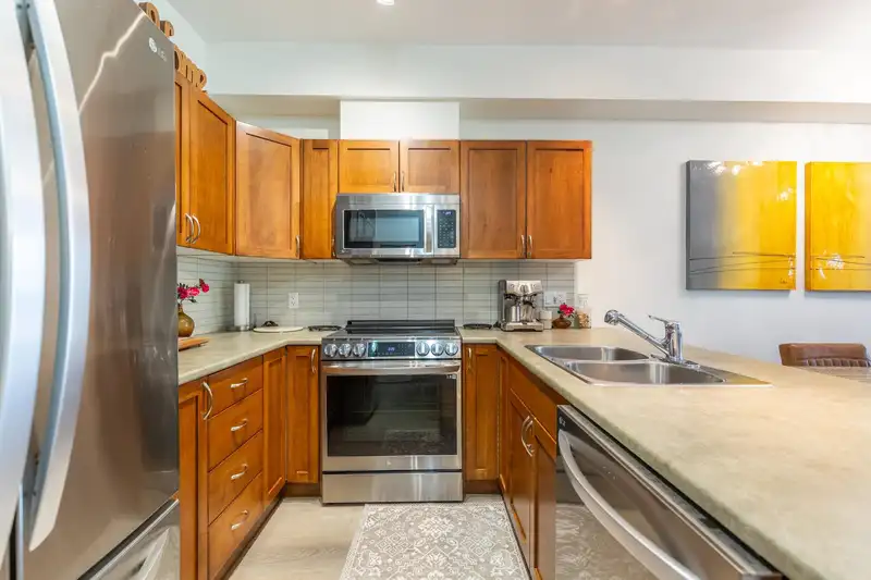 202 33318 E BOURQUIN CRESCENT - photo 4 of 40