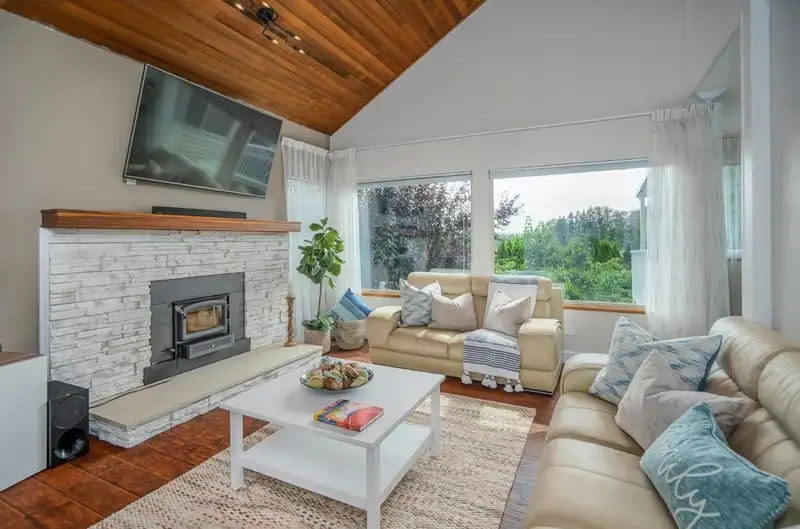 23005 OLUND CRESCENT - photo 3 of 40