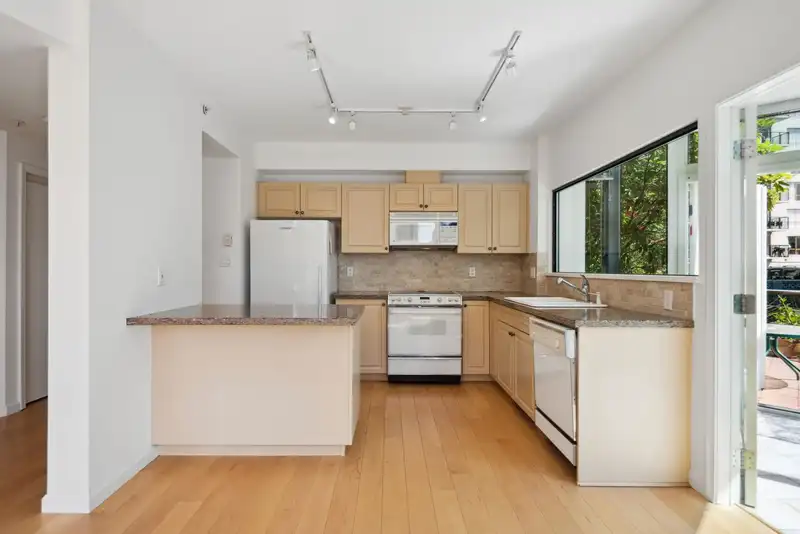 102 1689 DUCHESS AVENUE - photo 2 of 12