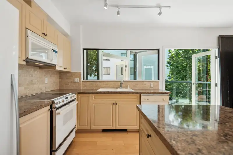 102 1689 DUCHESS AVENUE - photo 3 of 12